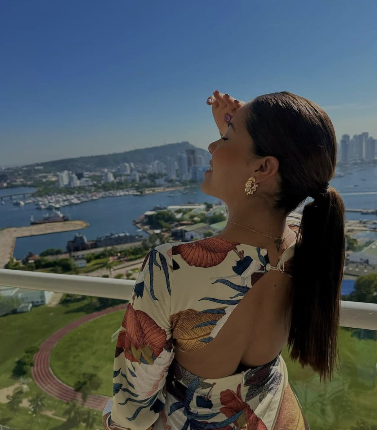 Carolina Benítez contemplando la vista desde un balcón
